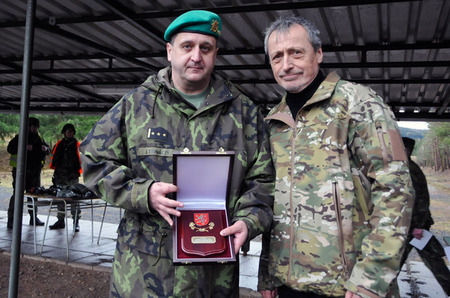 Plukovník gšt. Jan Třináctý obdržel od ministra obrany Martina Stropnického plaketu