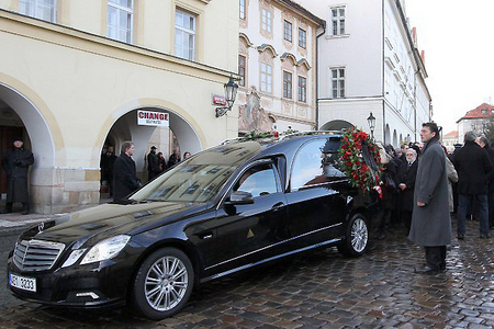 Černý Mercedes s ostatky míří do kasáren Hradní stráže v Loretánské ulici