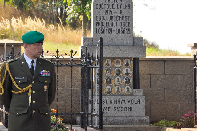 U památníků obětem 1. světové války v Lošanech hovořil o historickém pozadí událostí spojených s tímto regionem ředitel odboru pro válečné veterány MO plukovník Eduard Stehlík