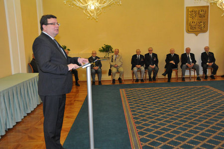 Veteránům poděkoval za jejich konání v době 2. světové války ministr Alexandr Vondra
