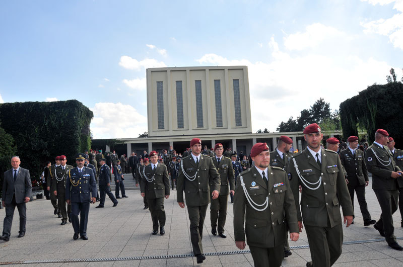 Odcházející smuteční hosté z posledního rozloučení s posledním výsadkářem z Velké Británie