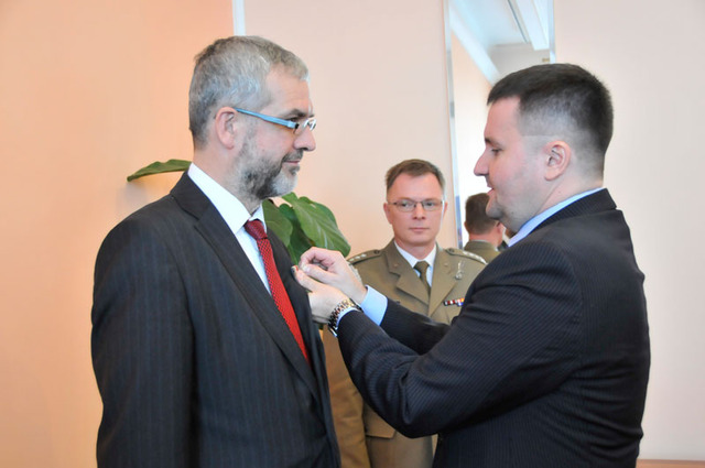 Také náměstek ministra zahraničí ČR Jiři Schneider převzal vysoké polské vyznamenání