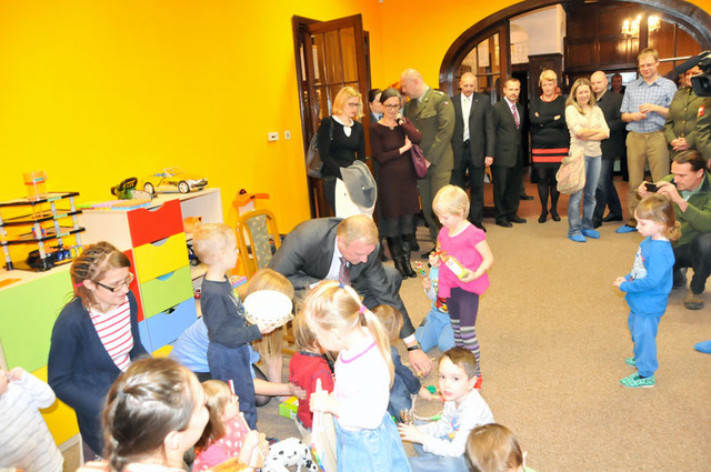 Ze slavnostního zahájení zkušebního provozu předškolního zařízení rezortu Ministerstva obrany. Mnozí rodiče si pochvalovali, že se jim konečně podařilo vyřešit umístění dětí do "školky", která jim navíc vychází nadstandardně vstříc
