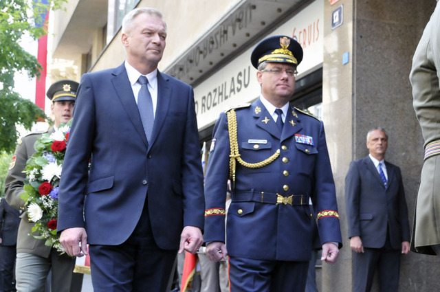Smuteční věnec prezidenta republiky položili před Českým rozhlasem Vlastimil Picek a náčelník Vojenské kanceláře prezidenta republiky generál Zdeněk Jakůbek