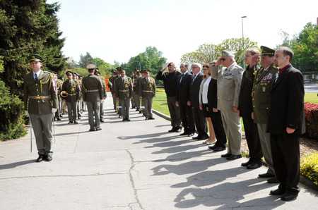 Na závěr pietní vzpomínky zazněla polská a česká státní hymna - čestní hosté před pomníkem polským vojákům