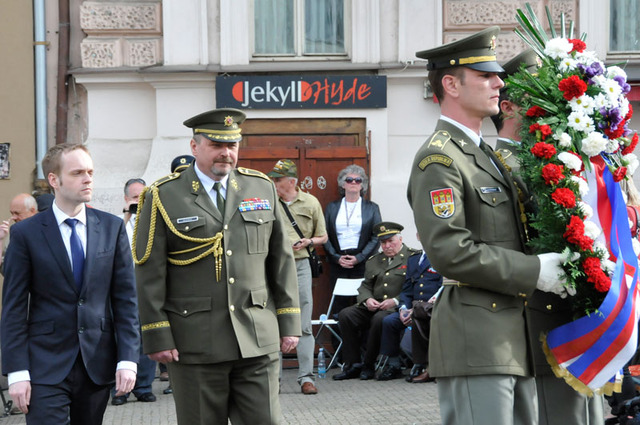 Položením věnce uctili památku osvoboditelů, kteří v Plzni položili své životy, náměstek ministra obrany Jakub Kulhánek a velitel pozemních sil Ján Gurník
