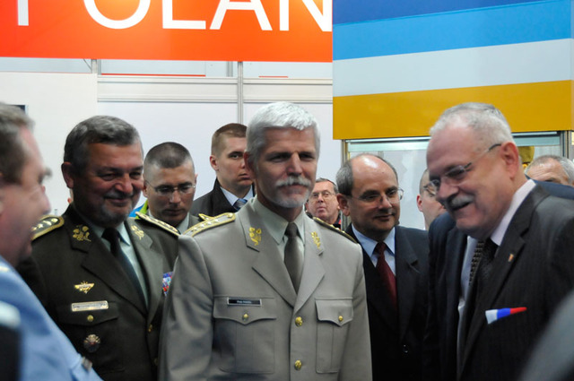 Prezidenta Slovenské republiky Ivana Gašparoviče v doprovodu ministra obrany SR Martina Glváče přivítal v expozici českého ministerstva obrany armádní generál Petr Pavel