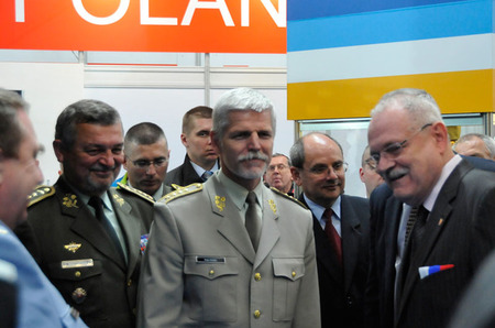 Prezidenta Slovenské republiky Ivana Gašparoviče v doprovodu ministra obrany SR Martina Glváče přivítal v expozici českého ministerstva obrany armádní generál Petr Pavel