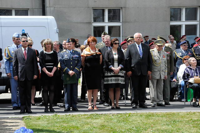Čestní hosté pietní vzpomínky v pražské Technické ulici