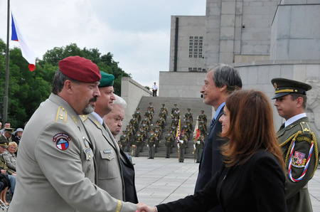 Jako první převzali ocenění za svou práci - Záslužný kříž I. stupně generálmajor Aleš Opata, generálmajor Miroslav Žižka a pplk. v. v. Ladislav Rídl