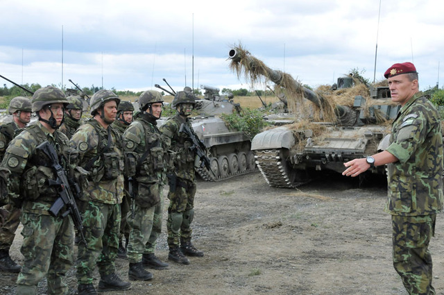 Podplukovník Petr Svoboda (vpravo), velitel bučovického 74. lehkého motorizovaného praporu při nástupu vojáků po skončení střeleb 