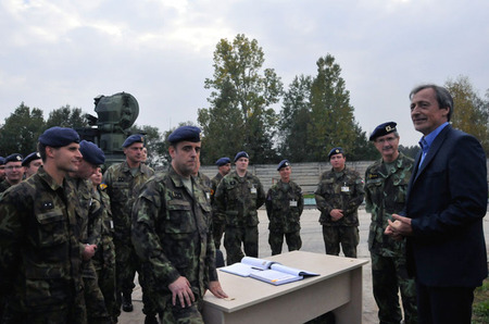 Ministr Martin Stropnický zavítal k protiletadlovcům do Strakonic