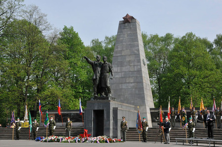 Památník osvobození v Komenského sadech v Ostravě 30. dubna 2015