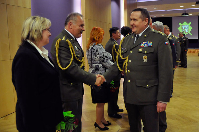 Ředitel Agentury personalistiky AČR plukovník Ota Rolenec blahopřeje plukovníku Vojtěchu Prýglovi k jmenování do nejvyšší důstojnické hodnosti