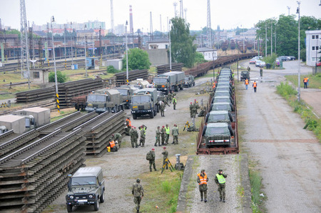 Z vagónování techniky chrudimských výsadkářů na pardubickém nádraží