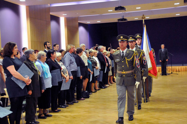 Odnesením státní vlajky z Kongresového sálu Domu armády Praha ukončili vojáci Čestné stráže AČR oficiální část slavnostního programu