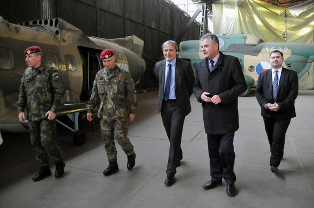 Hosté na výsadkovém cvičšti  - v hangáru, kde jsou umístěny také makety letounů