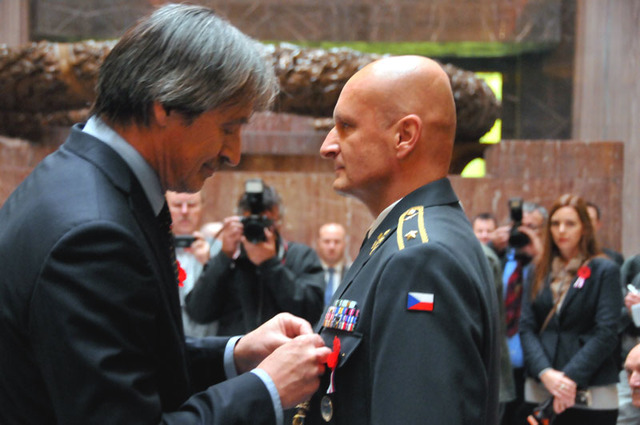 Ministr obrany Martin Stropnický předává Záslužný kříž veliteli Vzdušných sil AČR generálu Liboru Štefánikovi