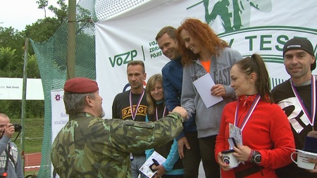 Ilustrační obrázek ke článkuGenerál Aleš Opata ocenil nejlepší sportovce na Army testu v Chrudimi cennou mincí