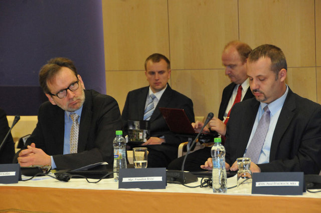 Velvyslanec ČR při NATO Martin Povejšil a šéf poradců ministra obrany František Šulc (zcela vpravo v popředí)