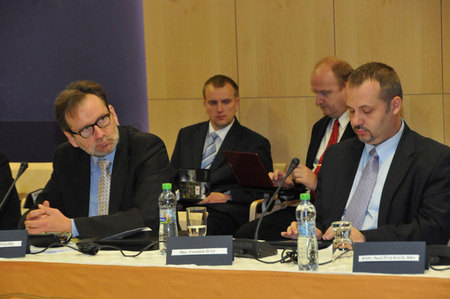 Velvyslanec ČR při NATO Martin Povejšil a šéf poradců ministra obrany František Šulc (zcela vpravo v popředí)