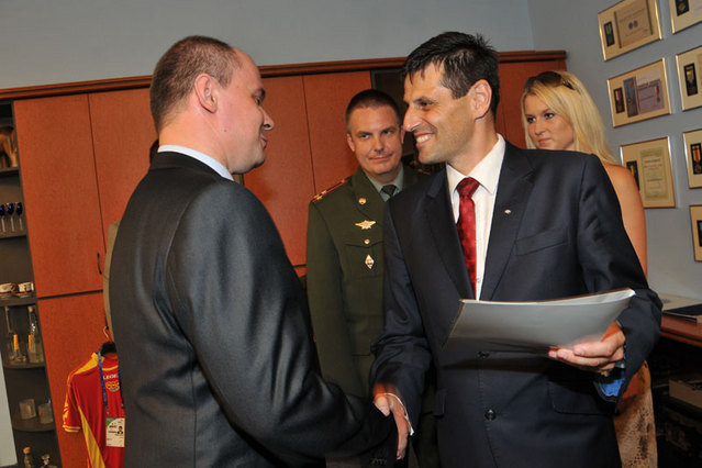 Příkladnou práci v oblasti péče o válečné hroby ocenil náměstek Michael Hrbata předáním plakety podplukovníku Davidu Pastyříkovi, který je vojenským přidělencem při Velvyslanectví ČR v Moskvě