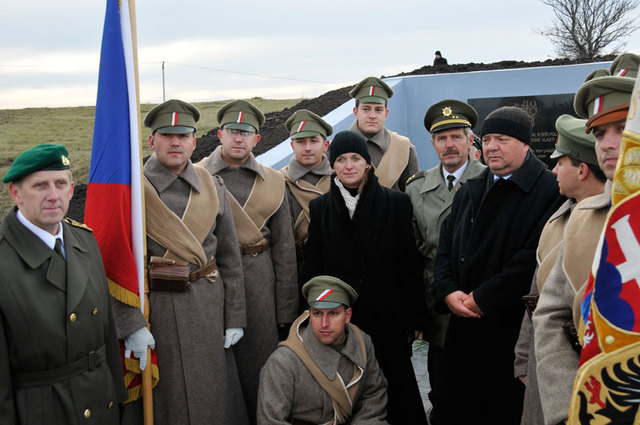 Náměstkyně ministra obrany Lenka Ptáčková Melicharová s generálem Vladimírem Ložkem (vlevo) a členy ČsOL v nově otevřeném památníku