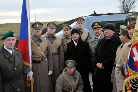 Náměstkyně ministra obrany Lenka Ptáčková Melicharová s generálem Vladimírem Ložkem (vlevo) a členy ČsOL v nově otevřeném památníku