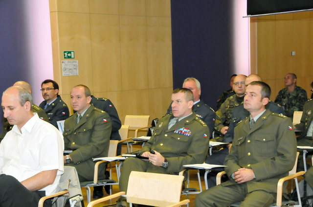 Semináře se zúčastnili mnozí velitelé, kterří mají samozřejmě řadu požadavků na vědce i ty, kteří rozhodují o dalším směřování výroby či nákupu. Velitel 4. brn plukovník gšt. Miroslav Hlaváč (druhý zprava) o tom ví své