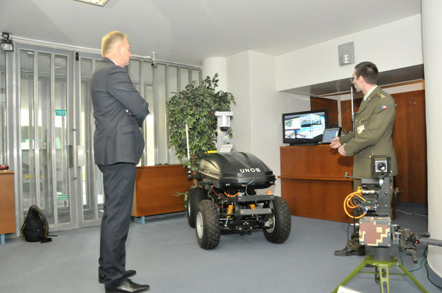 Ministr Vlastimil Picek se měl možnost seznámit s některými výsledky dosavadní vědeckovýzkumné činnosti pracovníků a studentů univerzity