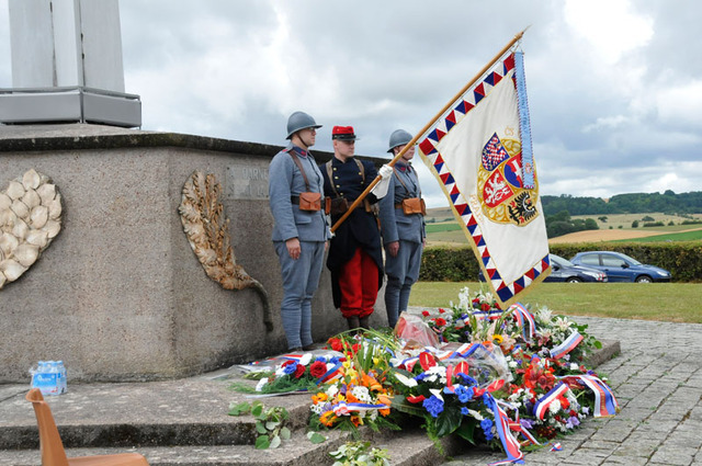 Členové mladoboleslavské jednoty ČsOL v dobových uniformách drží čestnou stráž s praporem Československé obce legionářské u památníku v Darney