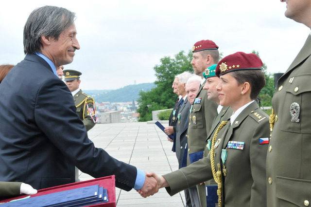 Plukovnice Jana Růžičková z Generálního štábu AČR převzala z rukou ministra obrany Martina Stropnického Záslužný kříž III. stupně