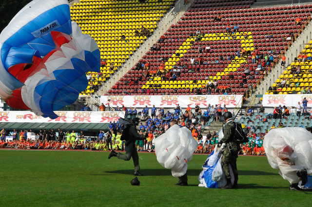 K zahajovacímu ceremoniláu patří už i tradiční seskoky armádních výsadkářů. Ti sklidili za svůj výkon mohutný potlesk