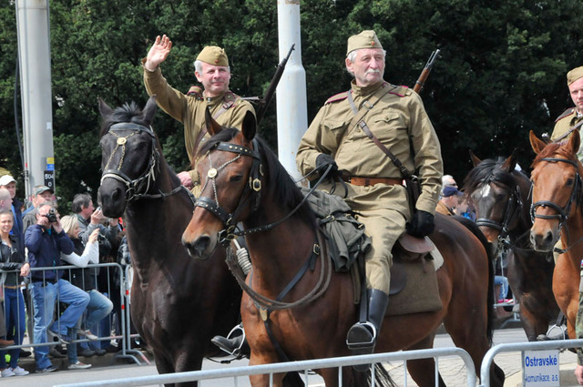 V Ostravě nechyběly přelety letounů Jas 39 Gripen, vrtulníků Vzdušných sil AČR či ukázky současné i historické techniky. Unikátní však byla ukázka jízdního oddílu Rudé armády v dobových uniformách