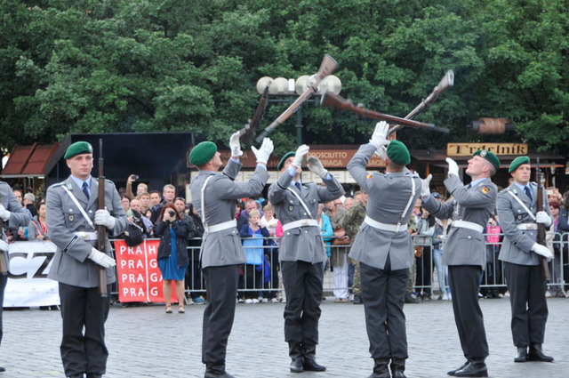 Příslušníci čestné stráže z německého Berlína předvedli dokonalou souhru ve cvicích se zbraněmi