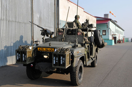 Ministrovi se výsadkáři pochlubili i se svým vozidlem Landrover ve verzi Kajman