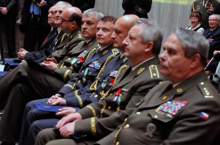 Část oceněných ve Slavnostní síni Národního památníku na pražském Vítkově