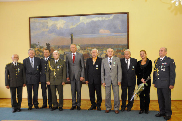 Společné foto oceněných s ministrem obrany Vlastimilem Pickem a jeho náměstkyní pro personalistiku Lenkou Ptáčkovou Melicharovou