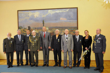 Společné foto oceněných s ministrem obrany Vlastimilem Pickem a jeho náměstkyní pro personalistiku Lenkou Ptáčkovou Melicharovou