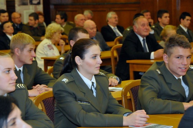 Slavnostních shromáždění s veterány 2. světové války se tradičně účastní studenti a studentky vojenských škol