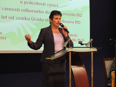 Z odborného shromáždění pracovníkú Úřadu státního odborného dozoru MO 4 - Marcela Pavlová - ředitelka odboru stavebního řádu ministerstva pro místní rozvoj
