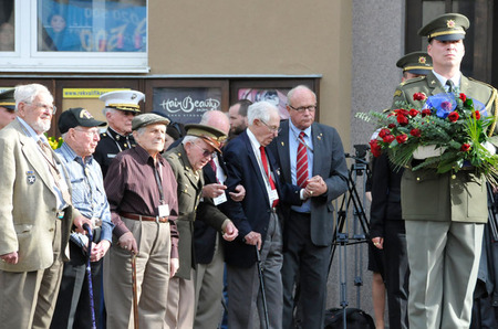 Američtí váleční veteráni vzpomínali v Plzni na své kamarády, kteří se nedožili dnešních dnů