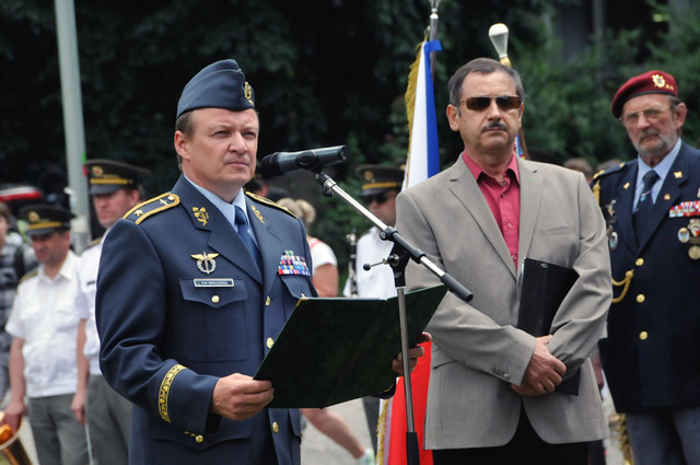 Brigádní generál Petr Mikulenka hovořil o úkolech, které parašutisté splnili se ctí a jsou příkladem pro současné vojáky české armády