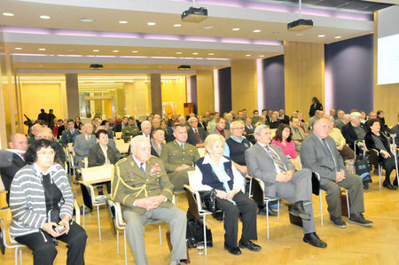 Účastníci konference v sále Posádkového domu armády Praha (2)