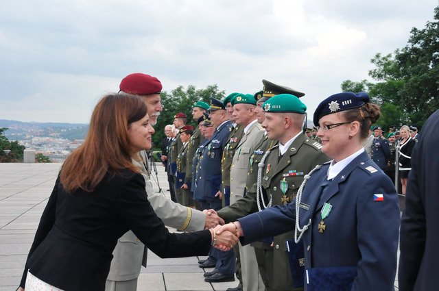 První místopředsedkyně Poslanecké sněmovny Parlamentu ČR Jaroslava Jermanová blahopřeje k udělenému vyznamenání nadpraporčici Pavlíně Rivolové