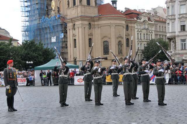 Čestná stráž z rakouské Vídně si také troufla na vyhazování zbraní do výšky