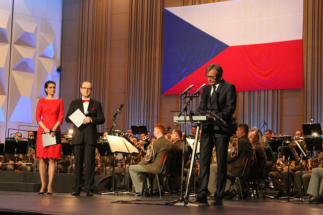 Ministr obrany Martin Stropnický apeloval, abychom všichni přispěli k udržení rovnováhy, která je předpokladem pro mír