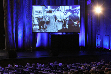 Součástí některých skladeb byla projekce dobových fotografií z archívu Vojenského historického ústavu v Praze