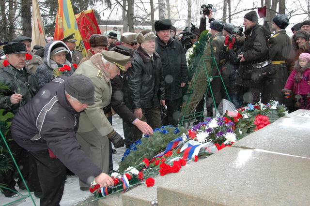 Květiny položili také váleční veteráni