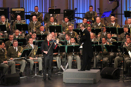 Světoznámý houslový virtuos Pavel Šporcl zahrál na své modré housle sólo z ústřední melodie filmu Schindlerův seznam, kterou složil John Williams